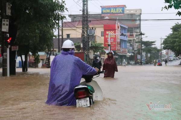 Lũ tràn nghìn ngôi nhà ở Quảng Bình, dân dùng thuyền đi lại trên phố