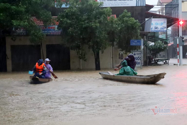 Lũ tràn nghìn ngôi nhà ở Quảng Bình, dân dùng thuyền đi lại trên phố