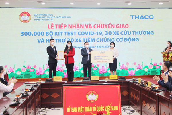 Thaco tặng Hà Nội phương tiện và vật tư y tế chống dịch Covid-19