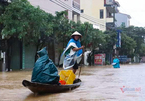 Lũ tràn nghìn ngôi nhà ở Quảng Bình, dân dùng thuyền đi lại trên phố