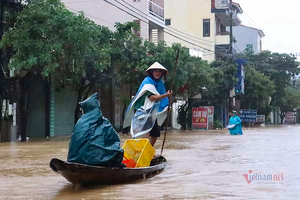 Lũ tràn nghìn ngôi nhà ở Quảng Bình, dân dùng thuyền đi lại trên phố