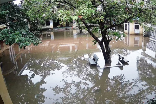 Hàng vạn học sinh phải nghỉ học do mất điện, mưa lũ