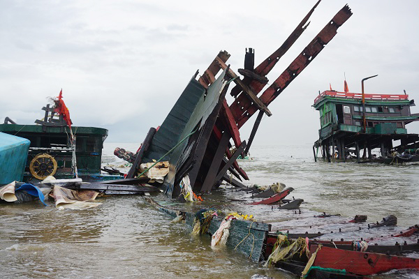 Sóng lớn đánh nát 2 tàu cá của ngư dân Đà Nẵng