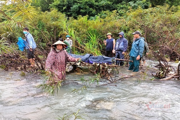 Tìm thấy thi thể và xe máy người đàn ông bị lũ cuốn tử vong