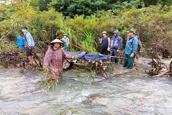 Tìm thấy thi thể và xe máy người đàn ông bị lũ cuốn tử vong