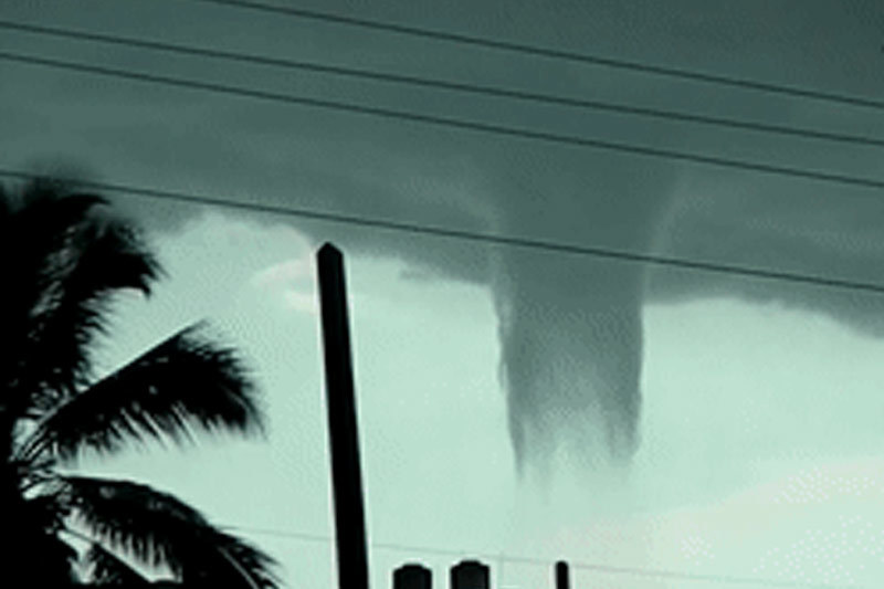 Vòi rồng hiếm gặp tạo cảnh tượng như người ngoài hành tinh tấn công ở Cuba