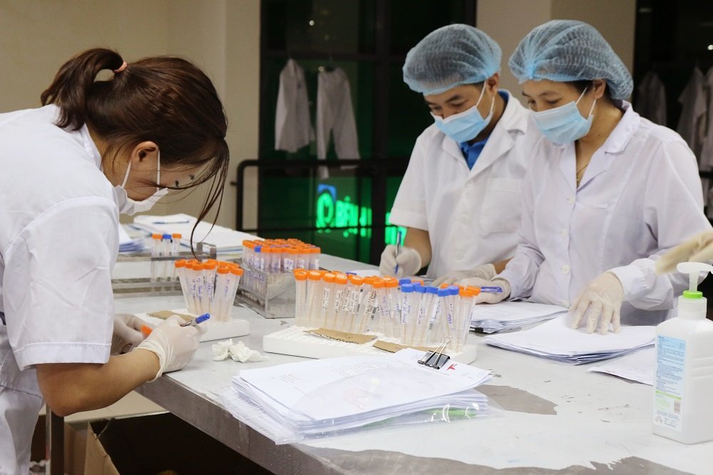 Hà Nội thêm 12 ca Covid-19, 3 trường hợp là nhân viên y tế