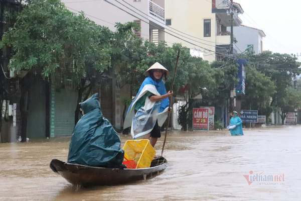 Ngập lụt chưa dứt, miền Trung lại sắp hứng thêm đợt mưa lớn