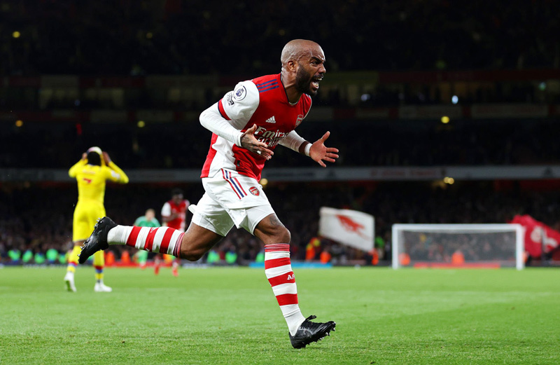 Arsenal thoát thua Crystal Palace phút bù giờ