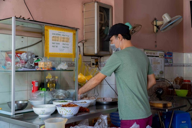 Ngày bán 30 tô phở mang về, chủ quán 'bạc đầu' lo 30 triệu đồng mặt bằng