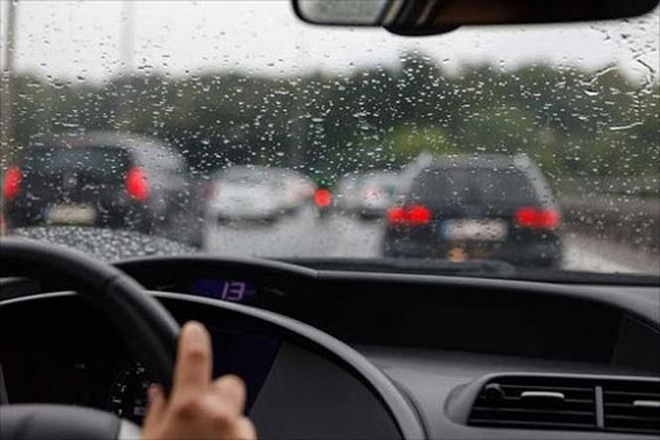Hãy xem bức ảnh lái xe dưới trời mưa để trải nghiệm cảm giác lái xe trong thời tiết khó khăn nhưng cũng là thú vui của rất nhiều người.
