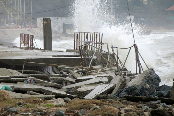 Sóng lớn đánh vỡ vụn bờ kè tạm ở bãi biển Cửa Lò