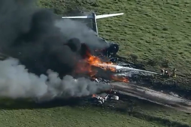 Video máy bay Mỹ cháy thành tro, 21 người thoát trong gang tấc