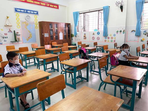 Hơn 200 học sinh TP.HCM đến trường sau 165 ngày nghỉ học