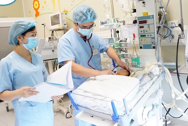 Bé trai sơ sinh có nội tạng nằm trên lồng ngực