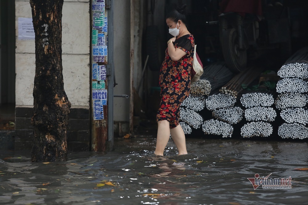 Người Sài Gòn lội nước sâu nửa mét sau cơn mưa tầm tã