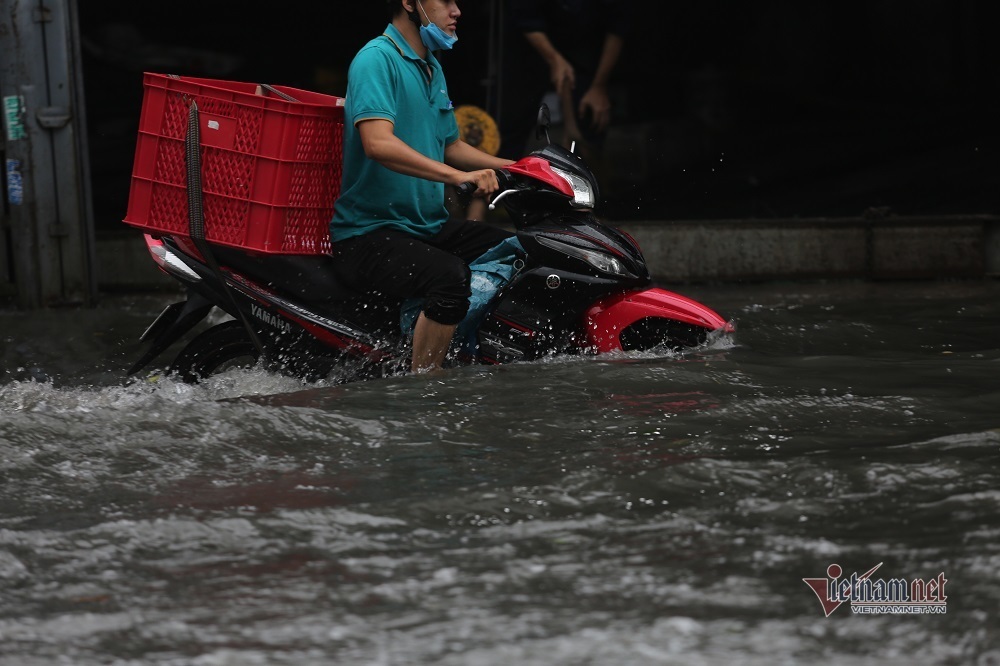 Người Sài Gòn lội nước sâu nửa mét sau cơn mưa tầm tã