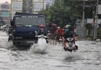 Người dân Sài Gòn lội nước sâu nửa mét sau trận mưa lớn
