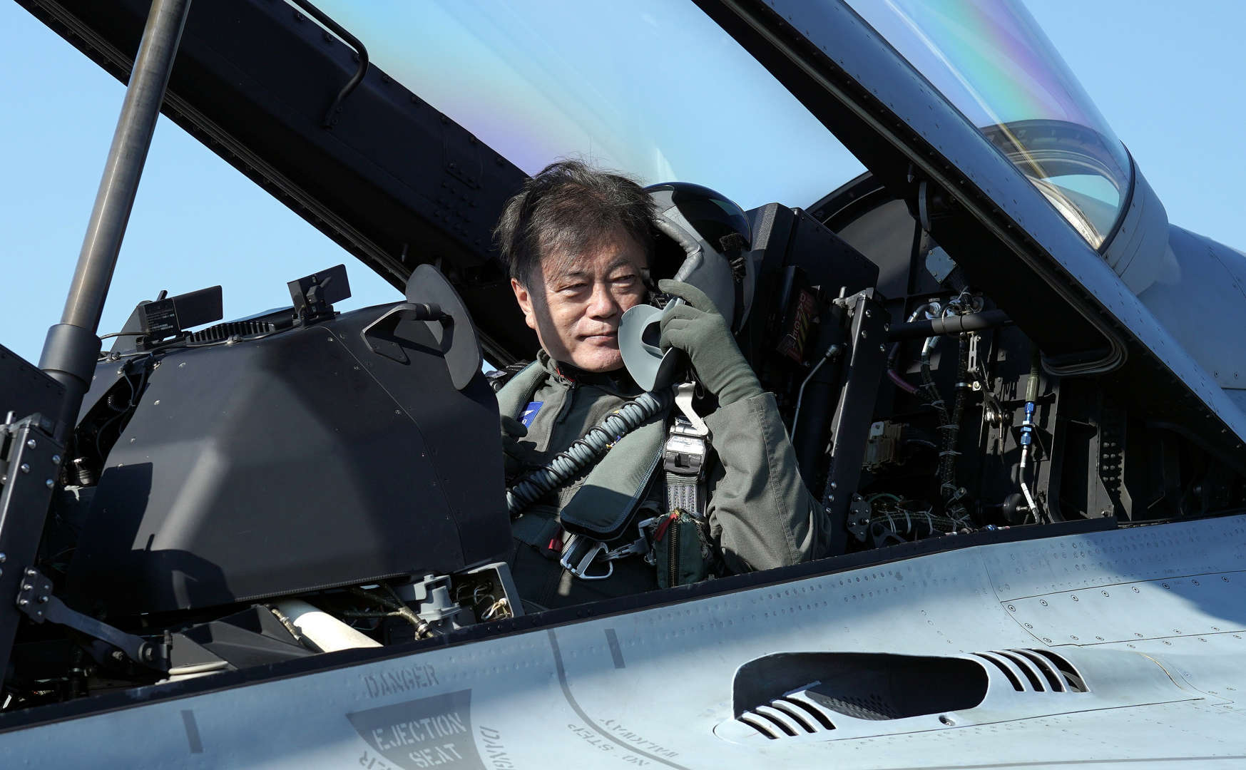 Tổng thống Hàn Quốc ngồi chiến cơ nội địa, quảng bá năng lực quốc phòng