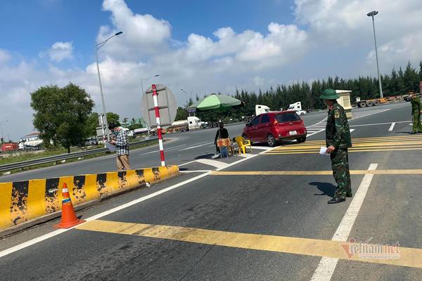 Vào Hải Phòng bất thành, hàng trăm phương tiện phải quay đầu sau khi 'mở cửa'