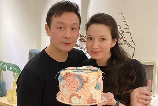 MC Anh Tuấn hạnh phúc đón sinh nhật bên vợ trẻ