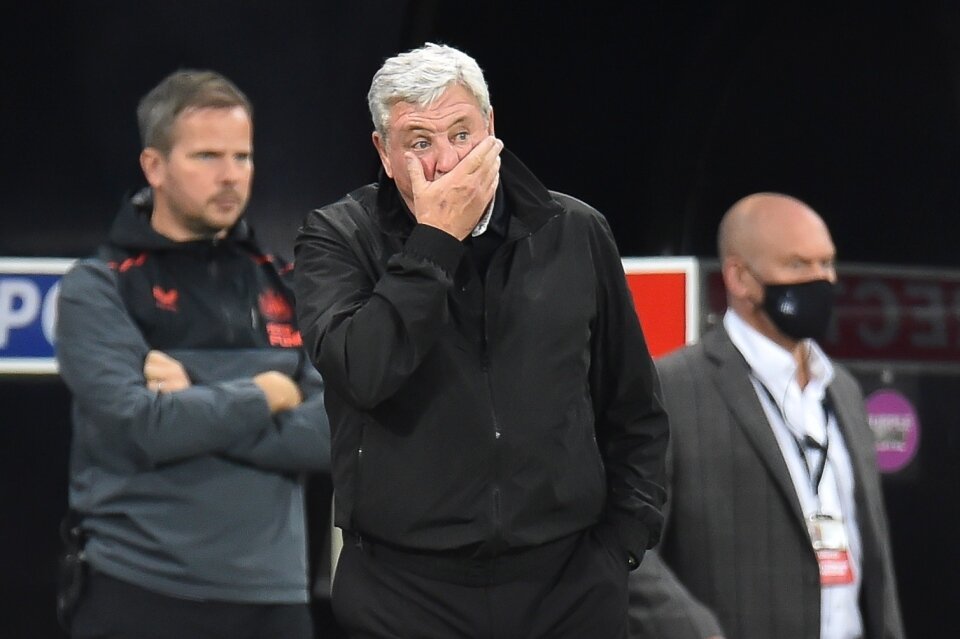 Nhà giàu mới nổi Newcastle sa thải HLV Steve Bruce