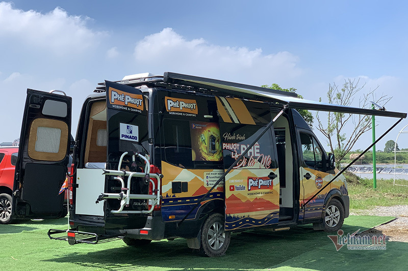 Ông trùm ngành quảng cáo độ xe 16 chỗ thành căn nhà di động cực tiện nghi