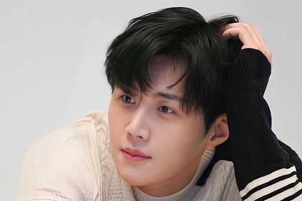 Chân dung 'nam thần má lúm' Kim Seon Ho ép bạn gái cũ phá thai