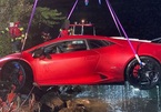 Tài xế đạp nhầm chân ga, siêu xe Lamborghini rơi tõm xuống hồ