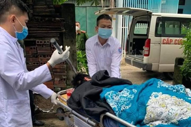 Thanh niên bị bổ dao găm vào đầu ở Quảng Ninh