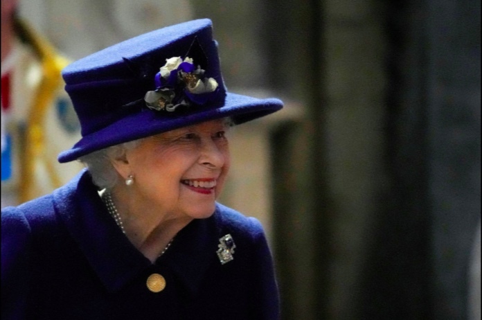 Lần đầu tiên trong nhiều năm, Nữ hoàng Anh phải ở bệnh viện