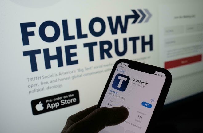 Mạng xã hội của ông Trump bị hack khi vừa ra mắt