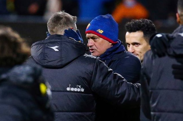 Mourinho tức giận mắng các cầu thủ Roma khiến ông mất mặt