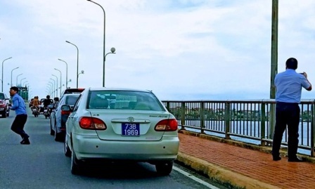 Dừng đỗ xe trên cầu bị phạt nặng như thế nào?