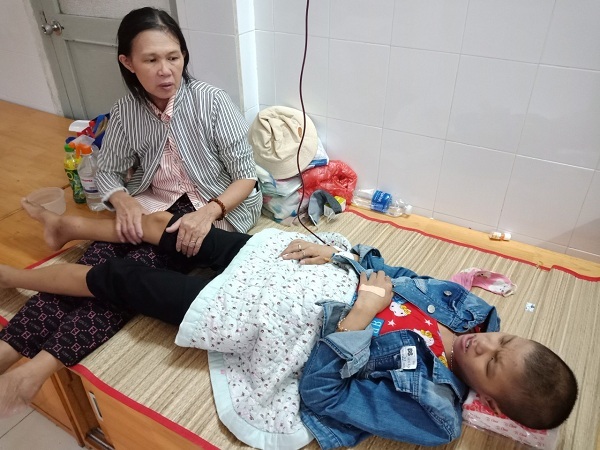 Mẹ giàn giụa nước mắt trước ngày con gái bị cắt chân vì bệnh hiểm nghèo