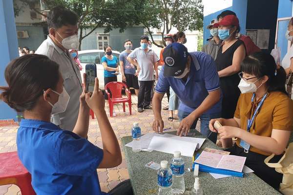 TP.HCM điều tra việc phát nhầm tiền hỗ trợ hơn 700 người tại Hóc Môn
