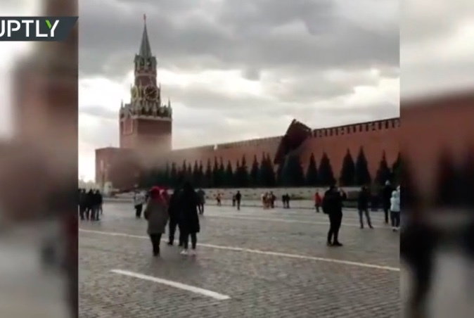 Gió lớn gây hỗn loạn ở Moscow, gây hư hại tường Điện Kremlin