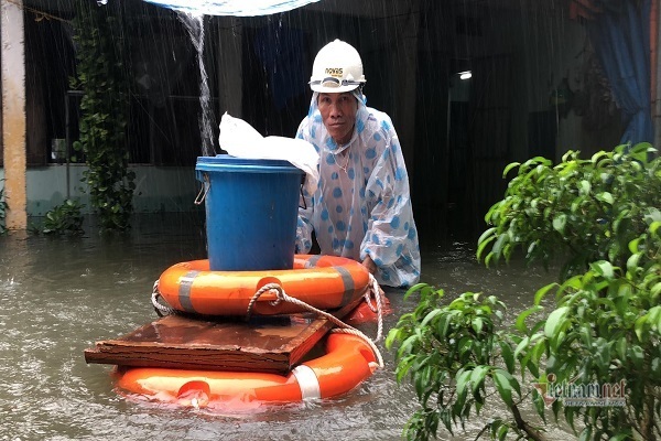 Mưa như trút, ngập quốc lộ 1A, dân Quảng Nam hối hả chạy lũ