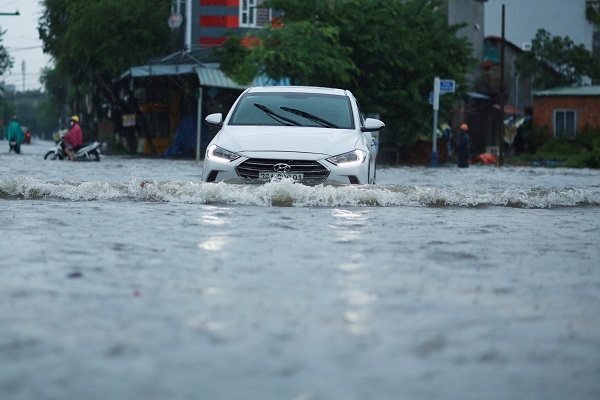 Mưa trắng trời, nhiều tuyến phố ở Quảng Ngãi ngập mênh mông