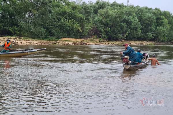 Cha và con trai 8 tuổi ở Quảng Trị rơi xuống sông tử vong