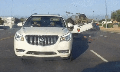 Xe bán tải lật nhào trên đường chiếc SUV trắng may mắn thoát nạn