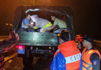 22 người mắc kẹt trước dòng nước lũ được CSGT giải cứu trong đêm