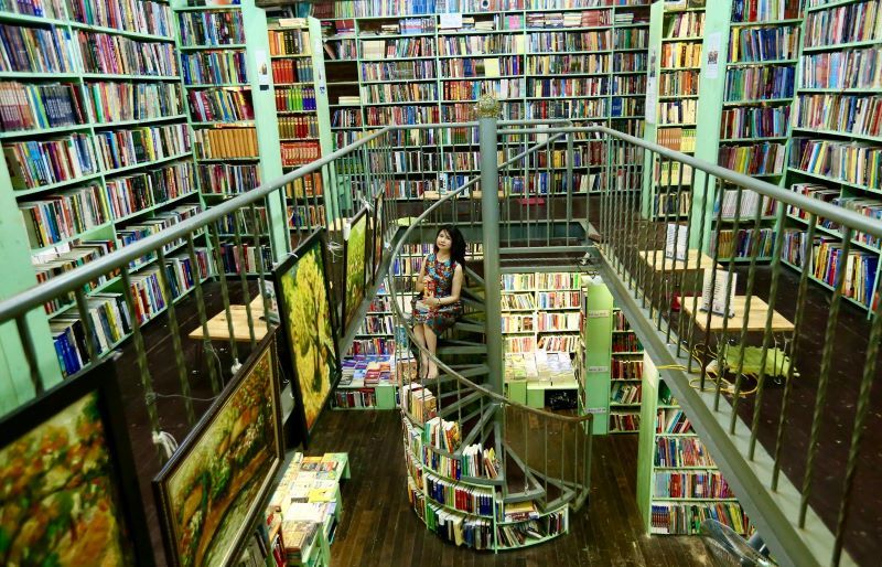 Mao Bookstore - the oldest bookstore in Dinh Le Street