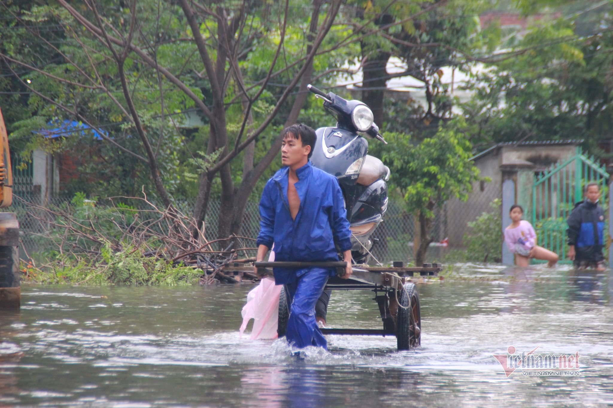 Sạt lở đường sắt Bắc-Nam, nhiều khu phố ở Quảng Nam ngập sâu hơn 1m