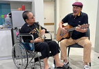 Trần Tiến vào viện thăm, ngẫu hứng đàn và hát cùng Trần Mạnh Tuấn