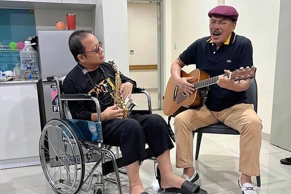 Trần Tiến vào viện thăm, ngẫu hứng đàn và hát cùng Trần Mạnh Tuấn