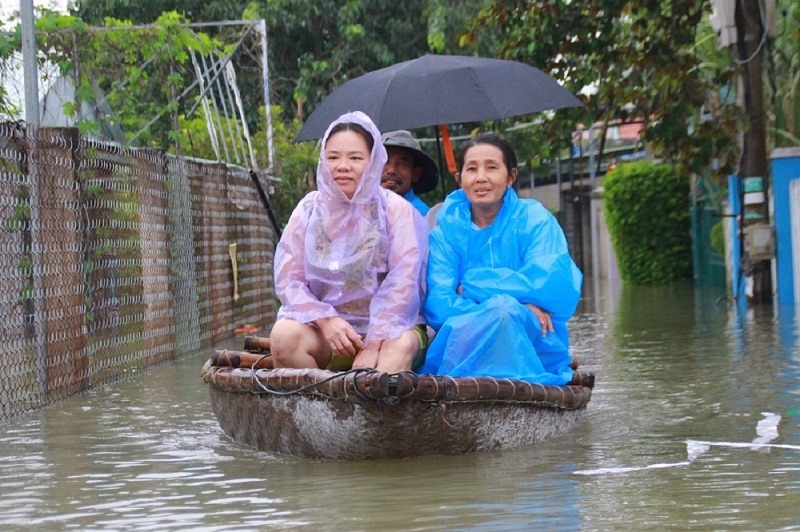 Sạt lở đường sắt Bắc-Nam, nhiều khu phố ở Quảng Nam ngập sâu hơn 1m