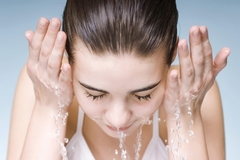 Rửa mặt đúng cách để có làn da sạch hơn, khỏe mạnh hơn
