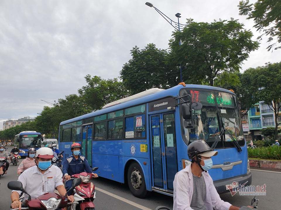 Xe buýt TP.HCM chạy đón khách nội đô sau 4 tháng dừng hoạt động