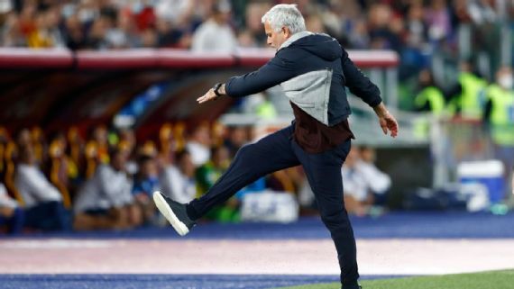 Mourinho gây náo loạn Serie A, ‘rủ’ đồng nghiệp cùng… ăn thẻ đỏ